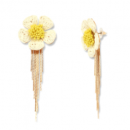 Boucles d'oreilles en raphia accroche-regard fleur Blanc cassé-jaune-doré