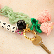 Nouveau Porte-clés crochetés et pendentifs en résine
