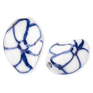 Perles en c&eacute;ramique torsad&eacute; avec fleur Blanc cass&eacute;-bleu de Delft