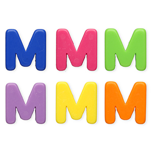 Perles acryliques alphabet lettre M Multicolore