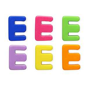 Perles acryliques alphabet lettre E Multicolore