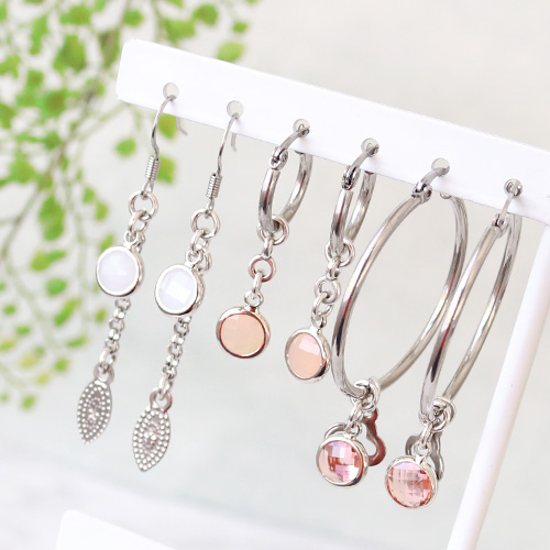 De diff&eacute;rents bijoux avec des pendentifs en verre Crystal Glass