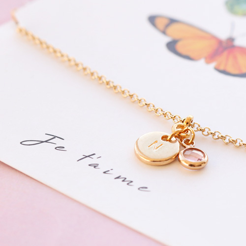 Faire des bijoux tendance avec des breloques alphabet