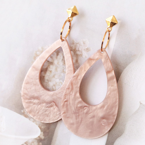 Boucles d&rsquo;oreilles statement avec pendentifs en r&eacute;sine 