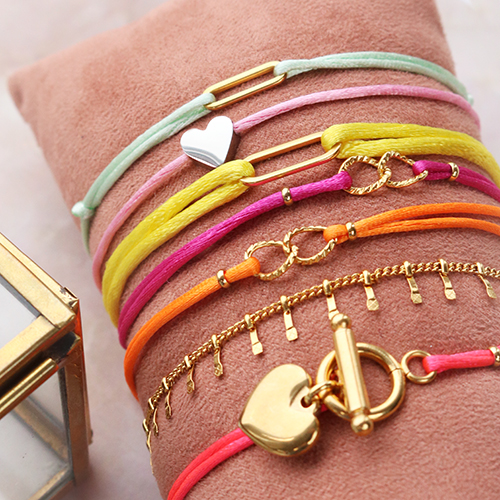 Confectionnez des bracelets hauts en couleurs avec du cordon en satin et des connecteurs en acier inox 