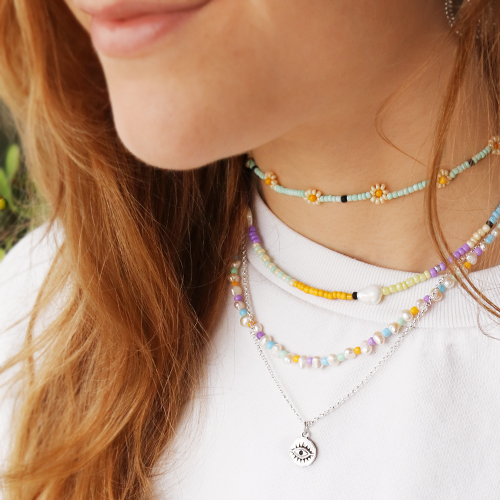 Lancez-vous et cr&eacute;ez des colliers et des cordons de lunettes de soleil tendance avec des perles de rocailles 