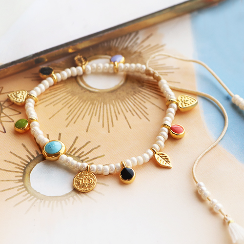D&eacute;couvrez ici comment confectionner des bijoux tendance avec des perles, des breloques et des connecteurs arc-en-ciel en m&eacute;tal DQ 