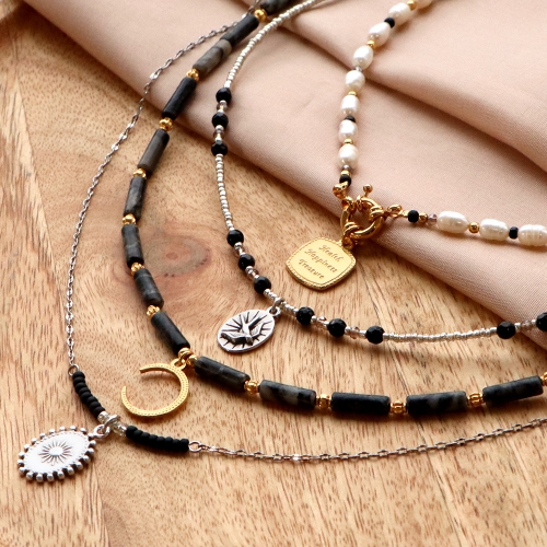 Voici comment r&eacute;aliser des colliers tendance avec des perles et breloques en m&eacute;tal DQ