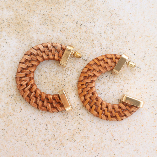 Comment cr&eacute;er des boucles d'oreilles avec des pendentifs en rotin