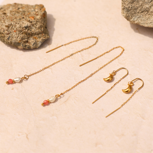 Mix and match avec des boucles d'oreilles et des  appr&ecirc;ts en acier inoxydable