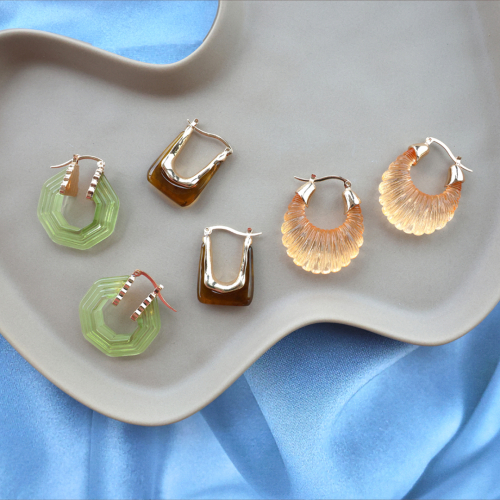 Conseils pour porter des boucles d'oreilles en r&eacute;sine