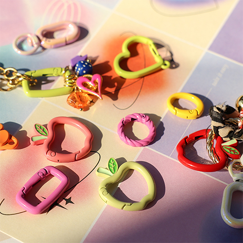 Cr&eacute;ez des bijoux tendance avec des appr&ecirc;ts de porte-cl&eacute;s color&eacute;s 