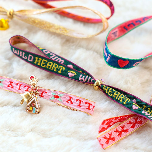 Cr&eacute;ez des bracelets et cadeaux festifs avec le ruban BY31&reg; & des grelots