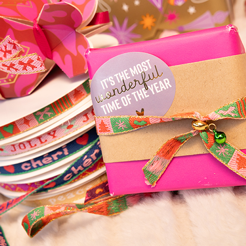 Rendez vos cadeaux et cr&eacute;ations encore plus festifs avec du ruban !