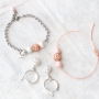 Bijoux avec des perles de strass et des perles acryliques nacr&eacute;es