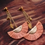 Boucles d'oreilles &agrave; franges avec pompons color&eacute;s