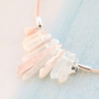 Boucles d'oreilles et colliers avec des pierres naturelles en forme de goutte et du quartz 