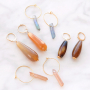 Boucles d'oreilles et colliers avec des pierres naturelles en forme de goutte et du quartz 