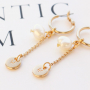 Faire des bijoux tendance avec des breloques alphabet