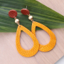Fabriquez vous-m&ecirc;me des boucles d&rsquo;oreilles XXL avec des pendentifs en simili cuir.