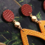 Fabriquez vous-m&ecirc;me des boucles d&rsquo;oreilles XXL avec des pendentifs en simili cuir.