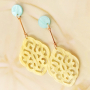 Boucles d&rsquo;oreilles statement avec pendentifs en r&eacute;sine 