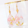 Boucles d&rsquo;oreilles statement avec pendentifs en r&eacute;sine 