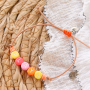 Un joyeux ensemble de bijoux avec des perles alphabet, des breloques fimo, des perles en bois et des perles Katsuki