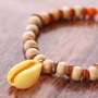 Look naturel ! Cr&eacute;ez le bracelet parfait avec des perles en bois