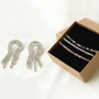 Bracelets et boucles d&rsquo;oreilles brillants avec de la cha&icirc;ne strass !