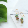 Magnifiques boucles d&rsquo;oreilles, bracelets et colliers avec des perles chips.