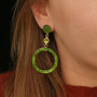 Laissez-vous inspirer : boucles d'oreilles tendances avec pendentifs en r&eacute;sine
