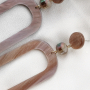 Laissez-vous inspirer : boucles d'oreilles tendances avec pendentifs en r&eacute;sine