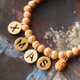 Astuces pour d&eacute;corer vos magnifiques bracelets en perles &agrave; facettes avec les breloques en m&eacute;tal DQ