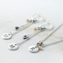 Avec les pendentifs lettres en m&eacute;tal DQ, vous cr&eacute;ez de magnifiques bracelets et boucles d'oreilles personnalis&eacute;s