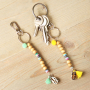 D&eacute;couvrez ici comment confectionner les plus beaux bijoux avec les perles Cauri et les pendentifs pompons :