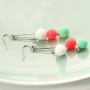 D&eacute;couvrez ici comment confectionner les plus beaux bijoux avec les perles Cauri et les pendentifs pompons :