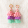 Confectionnez des boucles d&rsquo;oreilles avec des pompons 3 couches et votre collection sera pr&ecirc;te pour l&rsquo;&eacute;t&eacute;