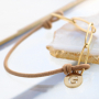 &Agrave; court d&rsquo;inspiration ? Voici comment confectionner des bracelets super tendance en fil &eacute;lastique :