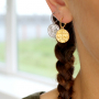 Avec les nouvelles breloques horoscope en m&eacute;tal TQ laiton, vous allez pouvoir confectionner ces colliers et boucles d&rsquo;oreilles :
