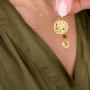 Avec les nouvelles breloques horoscope en m&eacute;tal TQ laiton, vous allez pouvoir confectionner ces colliers et boucles d&rsquo;oreilles :
