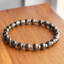 Voici comment confectionner des bracelets robustes pour hommes avec des perles en verre et des perles h&eacute;matites :