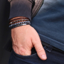 Voici comment confectionner des bracelets robustes pour hommes avec des perles en verre et des perles h&eacute;matites :