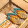 Voici comment confectionner des bracelets et des boucles d&rsquo;oreilles avec les rocailles Miyuki : 