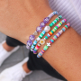 Voici comment confectionner des bracelets et des colliers avec des perles Katsuki, des perles d&rsquo;eau douce et des perles alphabet :