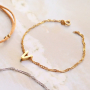 Voici comment cr&eacute;er des bijoux personnalis&eacute;s avec les nouvelles perles initiales en acier inox :