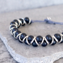 D&eacute;couvrez ici comment confectionner ces superbes bracelets avec des perles en bois : 