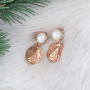 Trouvez l&rsquo;inspiration ! D&eacute;couvrez ici comment confectionner des boucles d&rsquo;oreilles et des bracelets dans une atmosph&egrave;re de No&euml;l/hiver : 