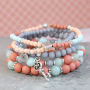 Voici comment confectionner de superbes bracelets avec nos perles acryliques : 