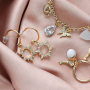 Boucles d&rsquo;oreilles et bracelets tendance avec des breloques et des connecteurs en zirconium :